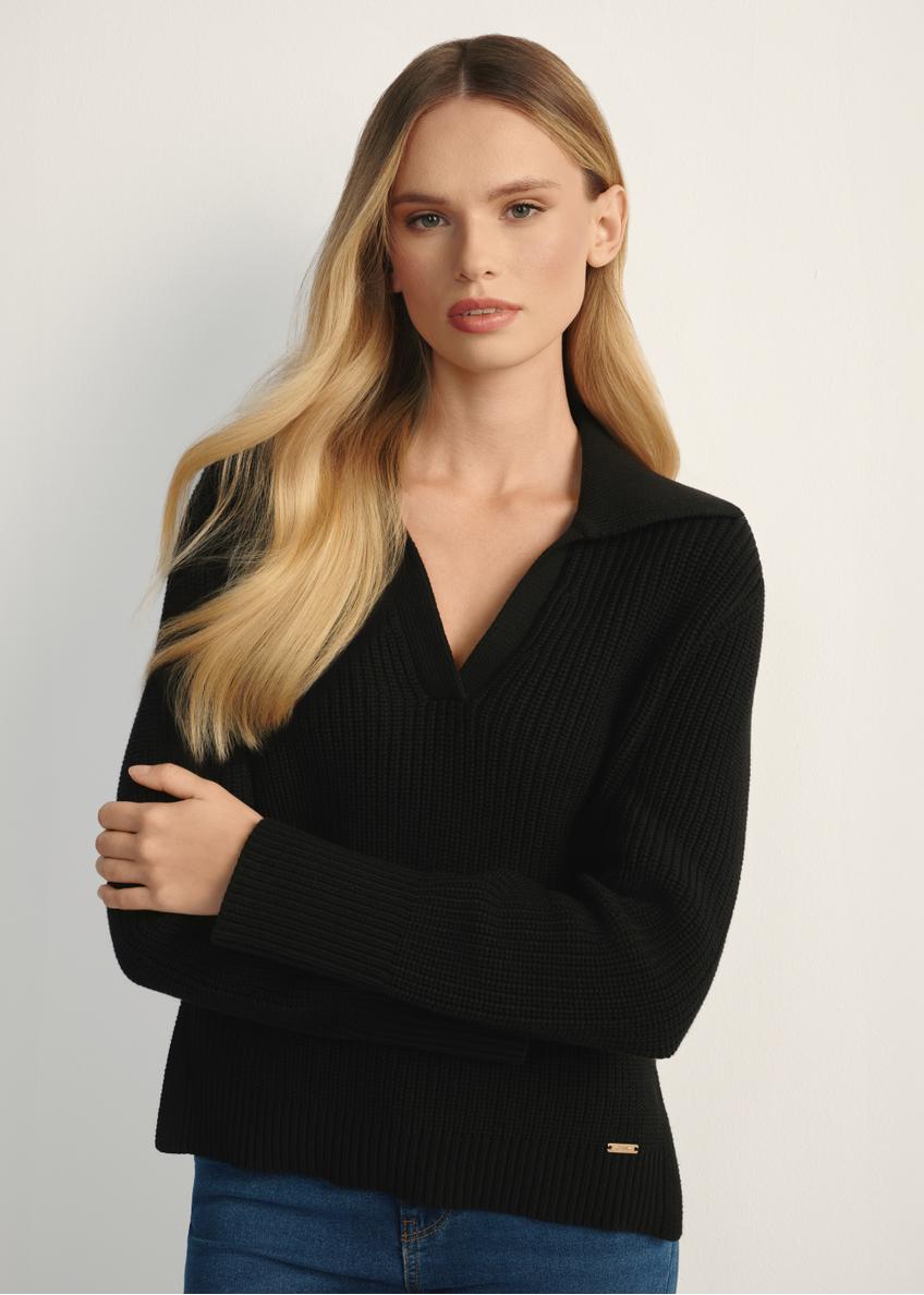 Czarny sweter damski z kołnierzykiem SWEDT-0239-99(Z25), widok produktu z przodu na modelce. Widoczna połowa sylwetki.