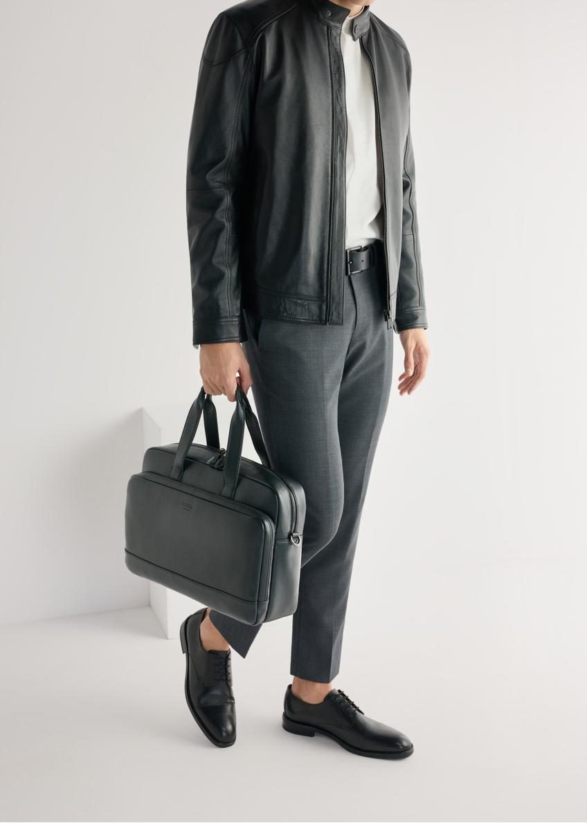 Czarne skórzane półbuty męskie BUTYM-0500-99(W25), widok produktu z boku na stopach modela.