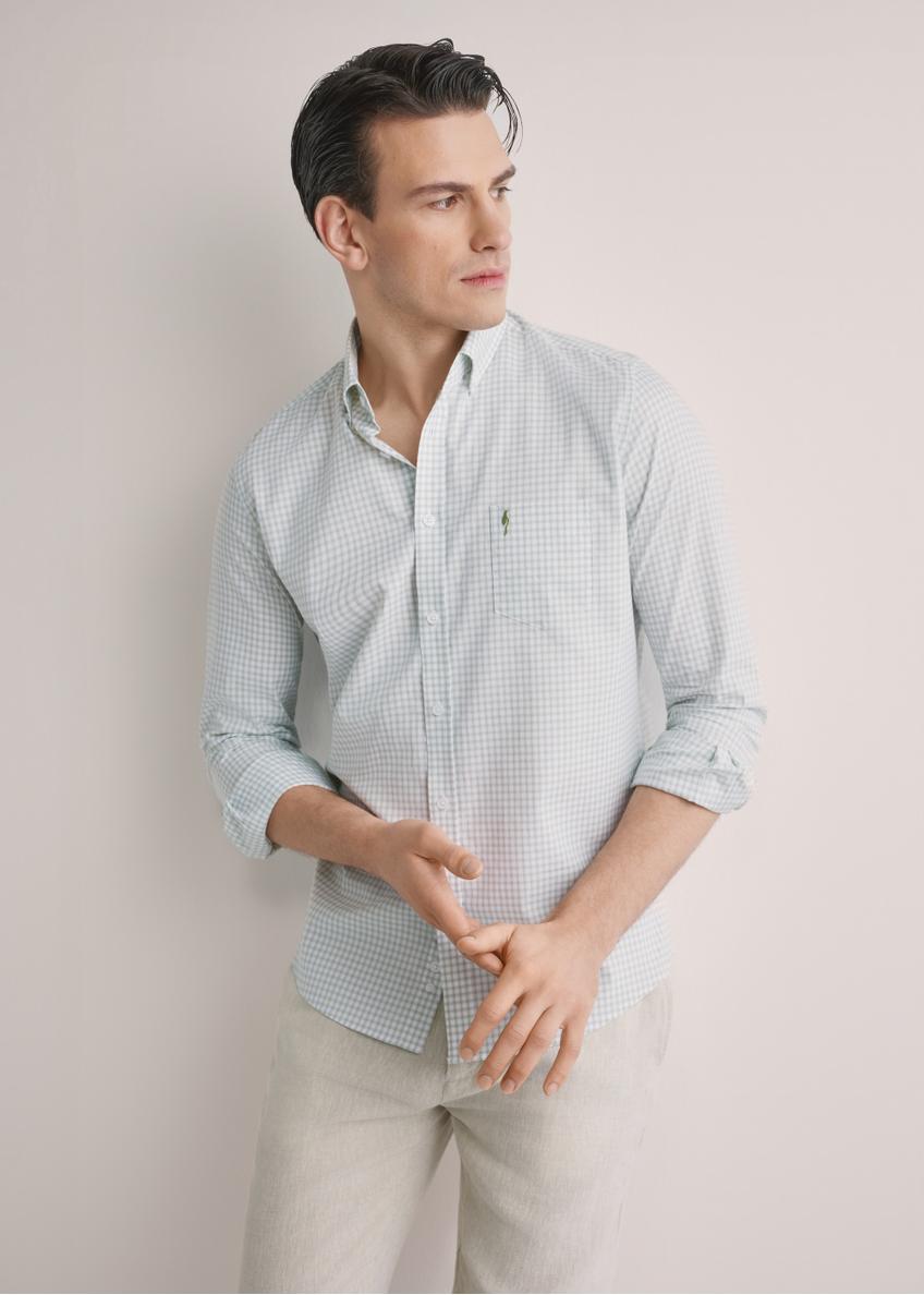 Bawełniana koszula męska w szałwiową kratkę KOSMT-0277-8F(W26), widok produktu z przodu na modelu. Widoczna połowa sylwetki.