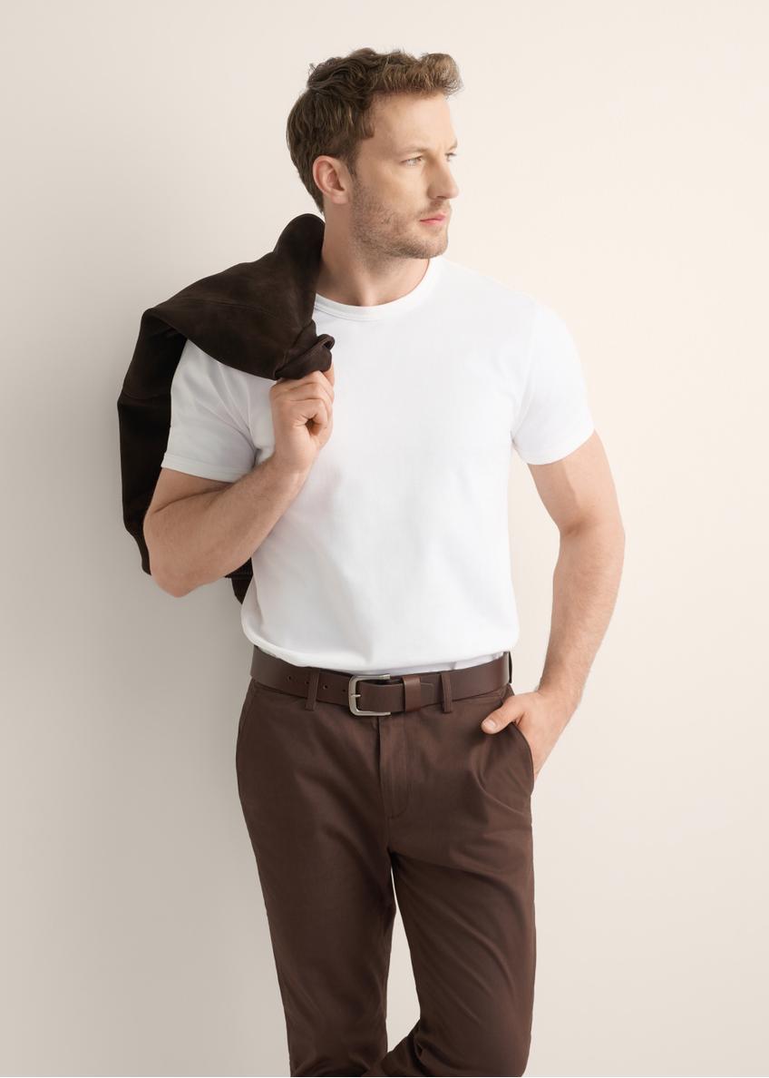 Biały bawełniany T-shirt męski TSHMT-0153-0A(Z26), widok produktu z przodu na modelu. Widoczna połowa sylwetki.