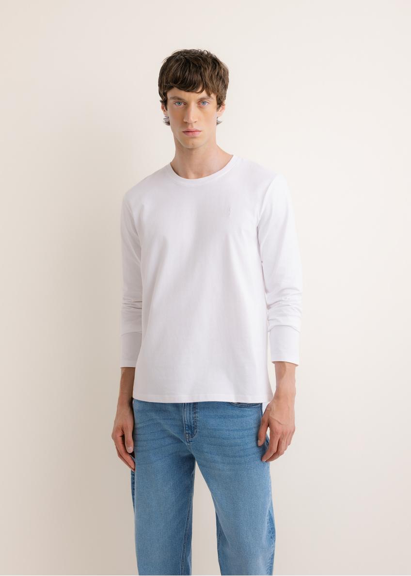 Biały bawełniany longsleeve męski LSLMT-0013-0A(Z26), widok produktu z przodu na modelu. Widoczna połowa sylwetki.
