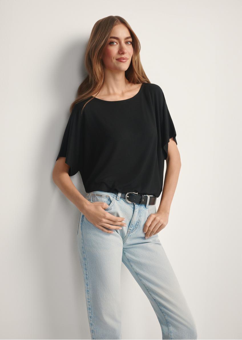 Czarna bluzka ze ściągaczem damska BLUDT-0170-99(W25), widok produktu z przodu na modelce. Widoczna połowa sylwetki.