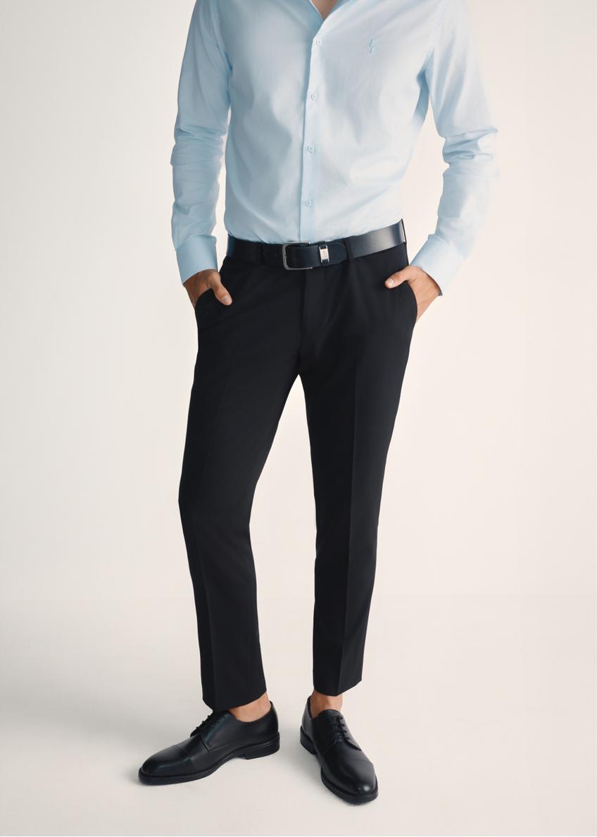 Czarne skórzane półbuty męskie BUTYM-0512-99(Z25), widok produktu z przodu na stopach modelu na jasnym tle.