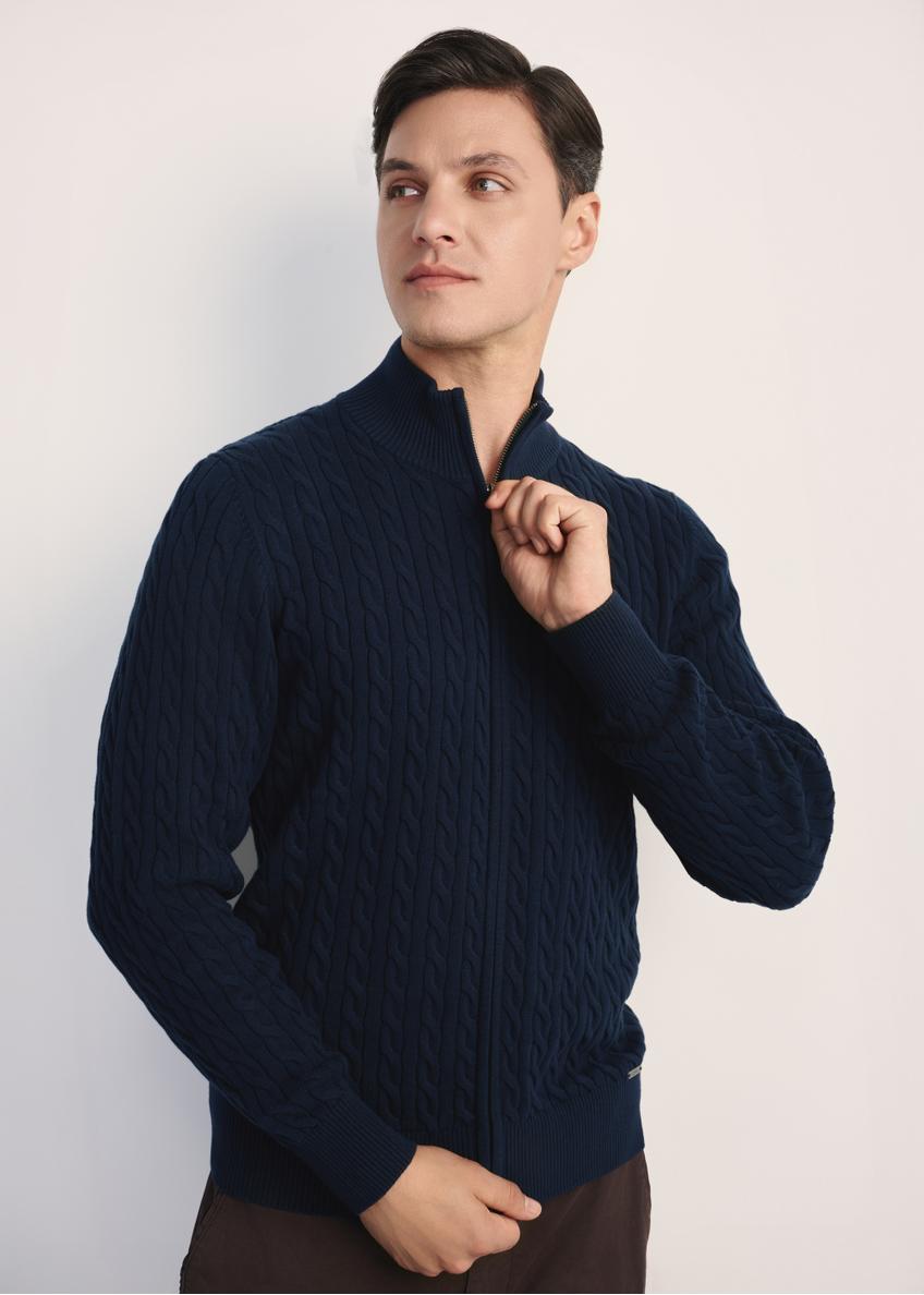 Granatowy sweter męski na suwak SWEMT-0169-68(Z25), produkt widoczny skosem na modelu, widoczne pół sylwetki.