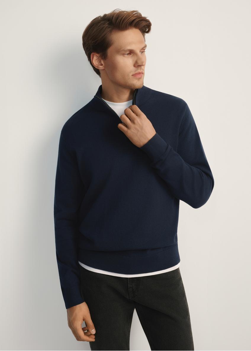 Granatowy sweter męski SWEMT-0174-68(Z25), widok produktu od przodu na modelce, widoczna połowa sylwetki.