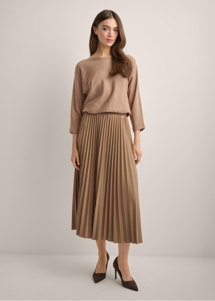 Camelowa plisowana spódnica midi SPCDT-0096-1D(Z26), widok produktu od przodu na modelce. Widoczna cała sylwetka.