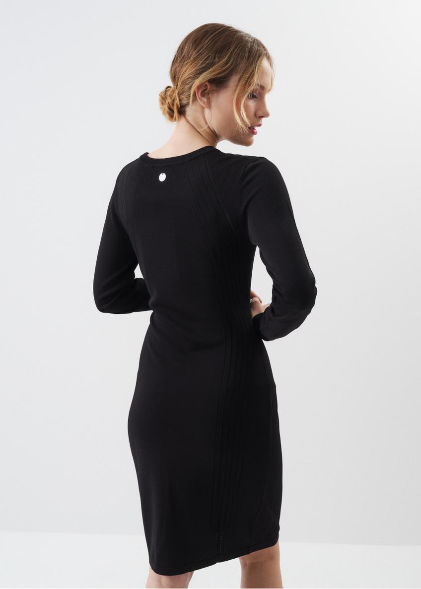 Dopasowana czarna sukienka midi SUKDT-0175-99(Z23)