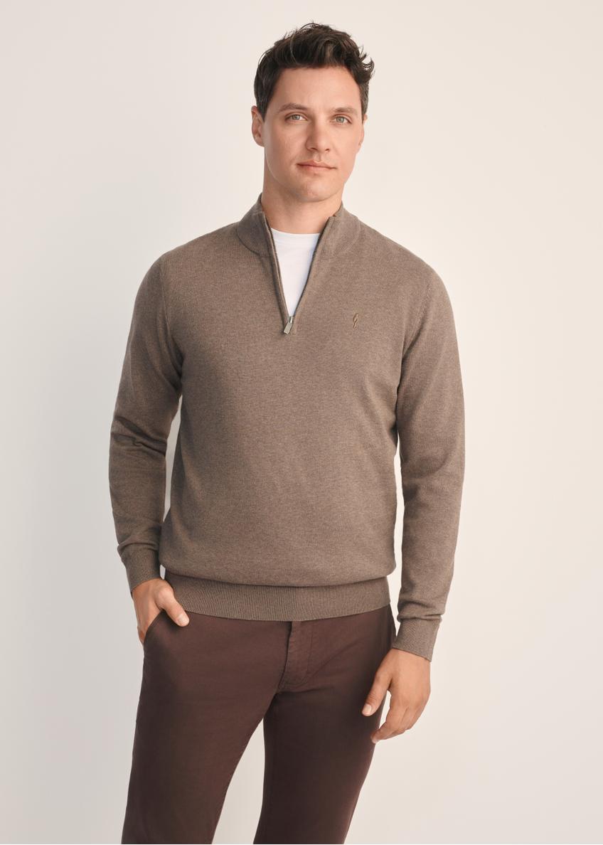 Brązowy sweter męski SWEMT-0174-90(Z25), widok produktu z przodu na modelu. Widoczna połowa sylwetki.