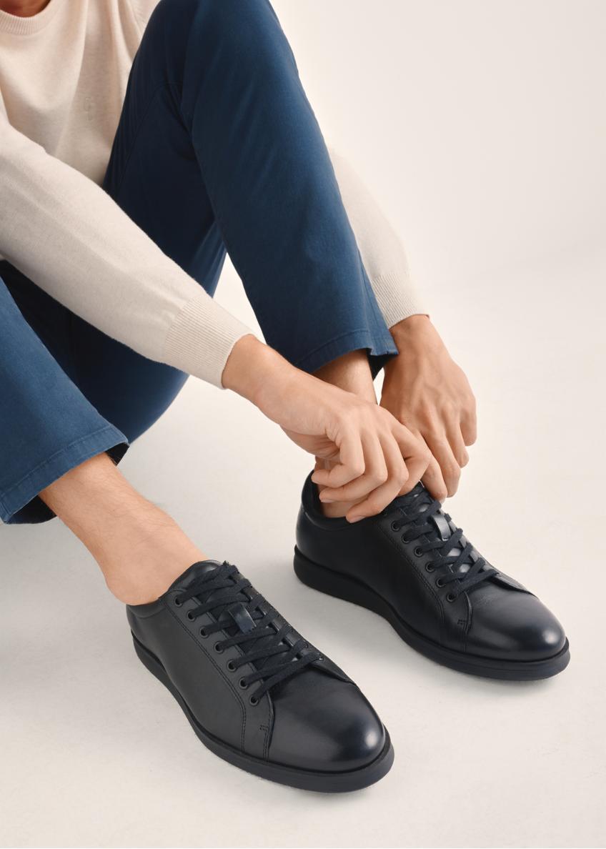 Czarne skórzane buty męskie BUTYM-0513-99(Z25), widok produktu na stopach modela na jasnym tle.
