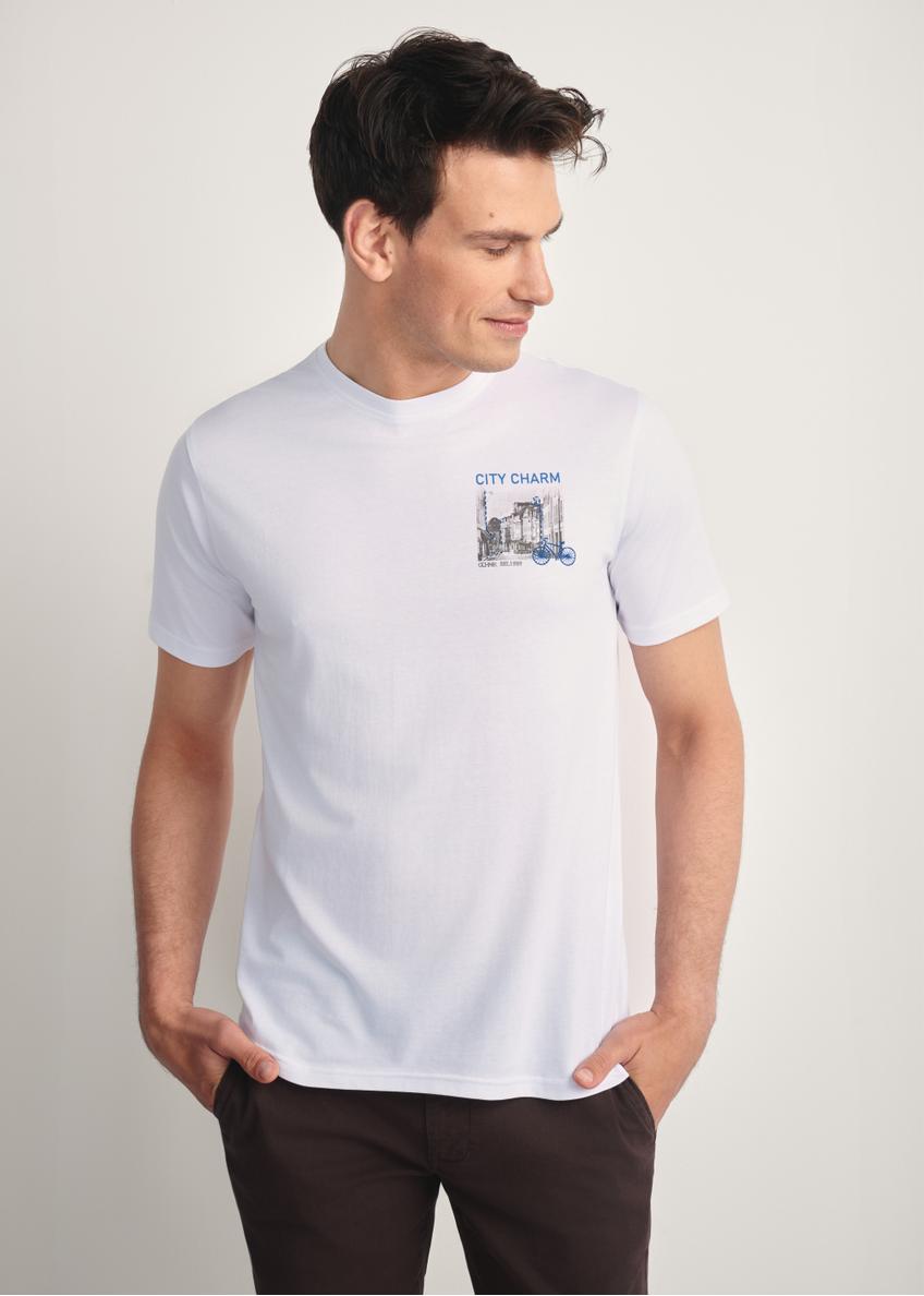 Biały T-shirt męski z nadrukiem TSHMT-0133-11(Z25), widok produktu z przodu na modelu. Widoczna połowa sylwetki.