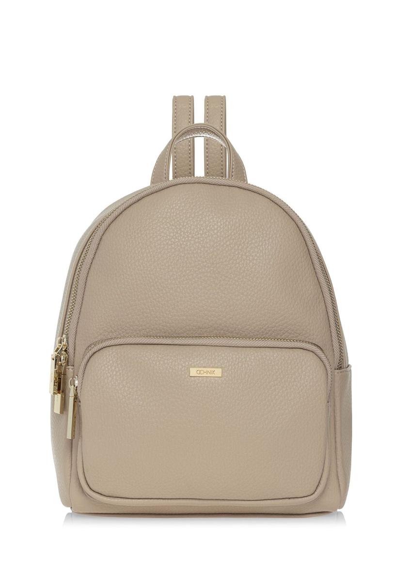 Beżowy plecak damski z imitacji skóry TOREC-1014-1B(W26) - widok produktu z przodu, na białym tle.