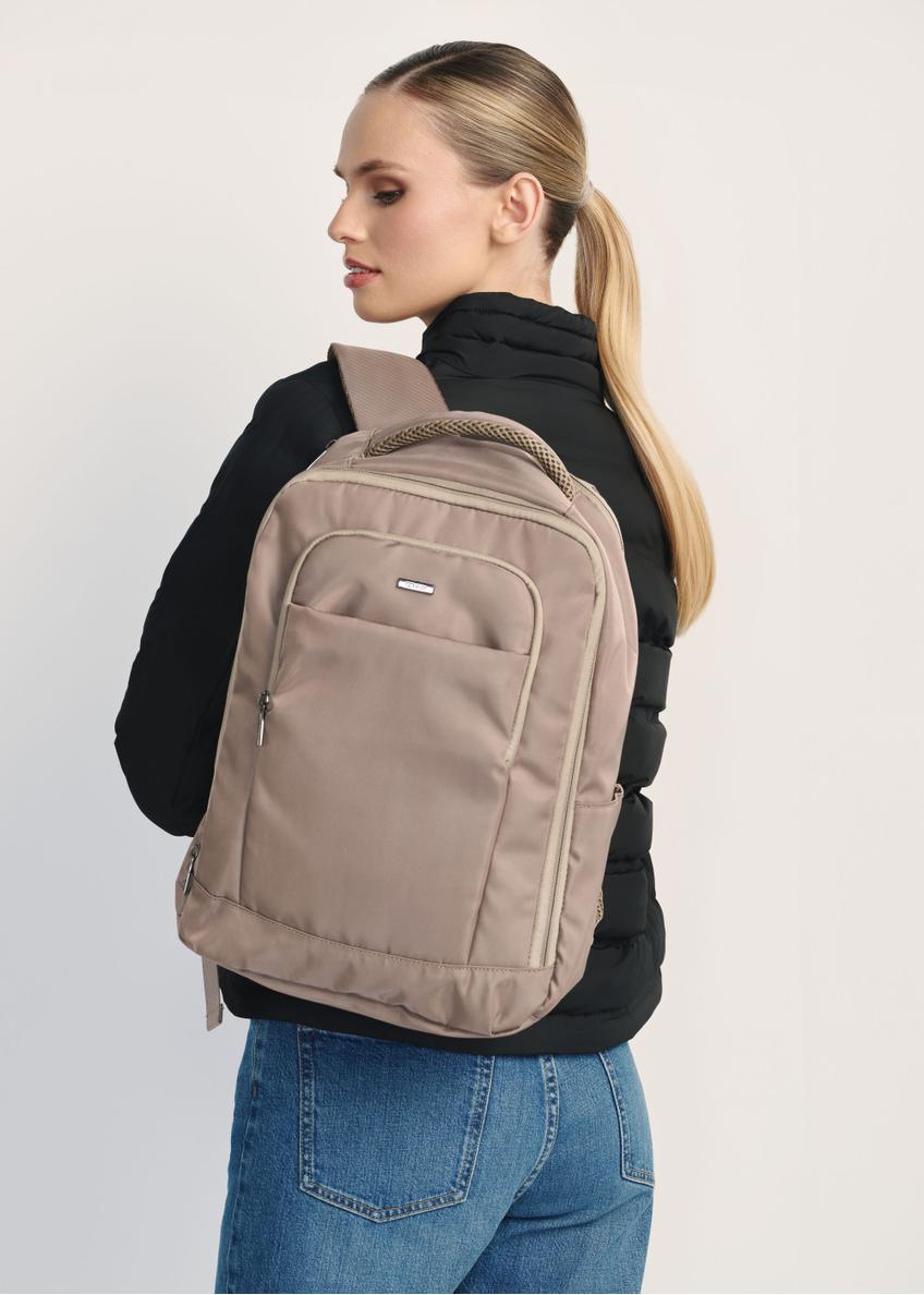 Ciemnobeżowy plecak do samolotu PLCMN-0014-1C(W26)