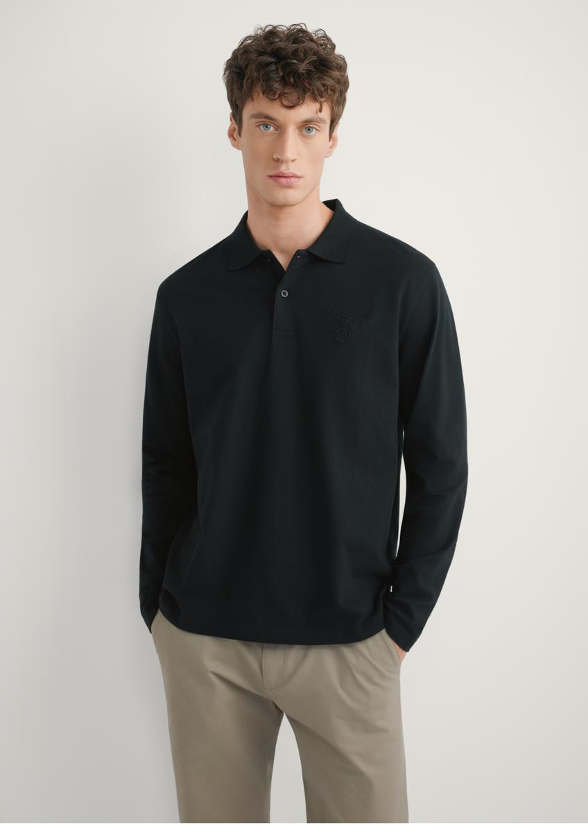 Czarny longsleeve męski z kołnierzykiem LSLMT-0011-99(W26), widok produktu z przodu na modelu. Widoczna połowa sylwetki.