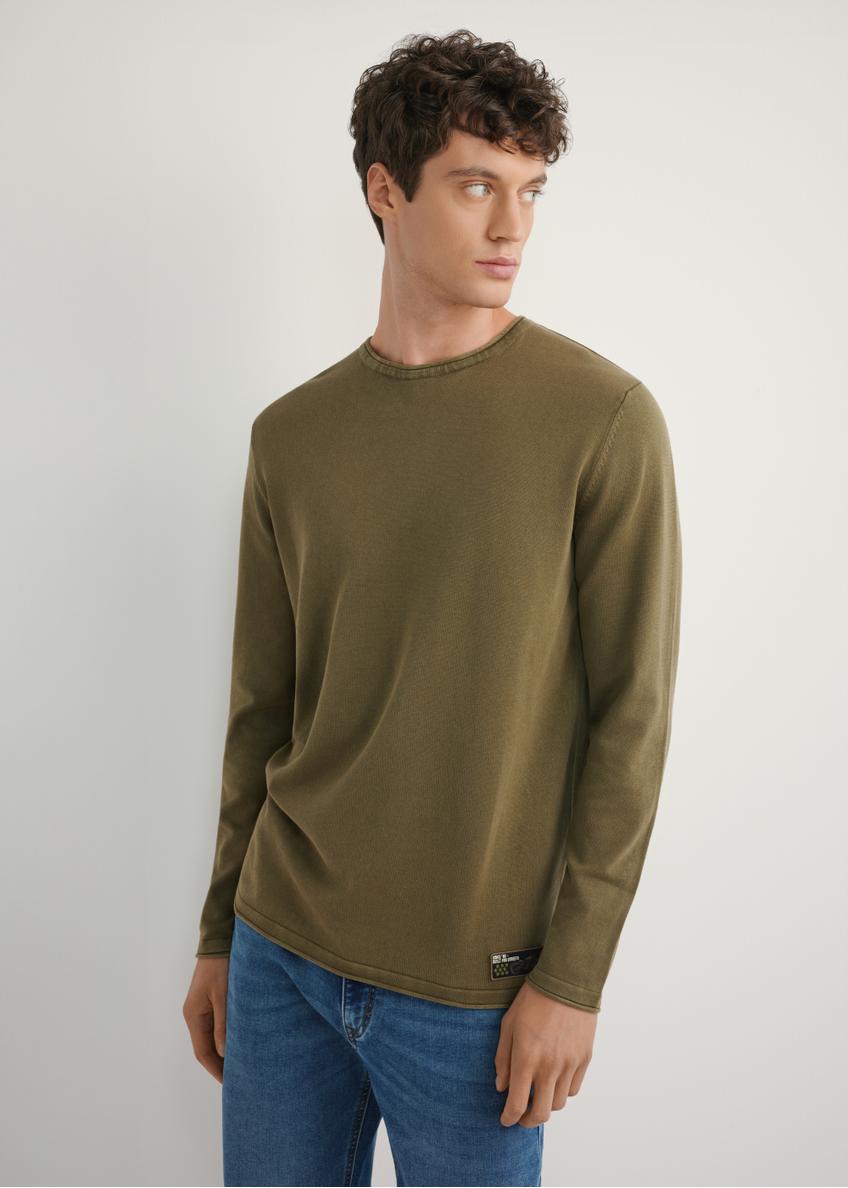 Sweter męski w kolorze khaki SWEMT-0187-8D(W26) - widok produktu z przodu, na modelu, na białym tle. Widoczna połowa sylwetki.