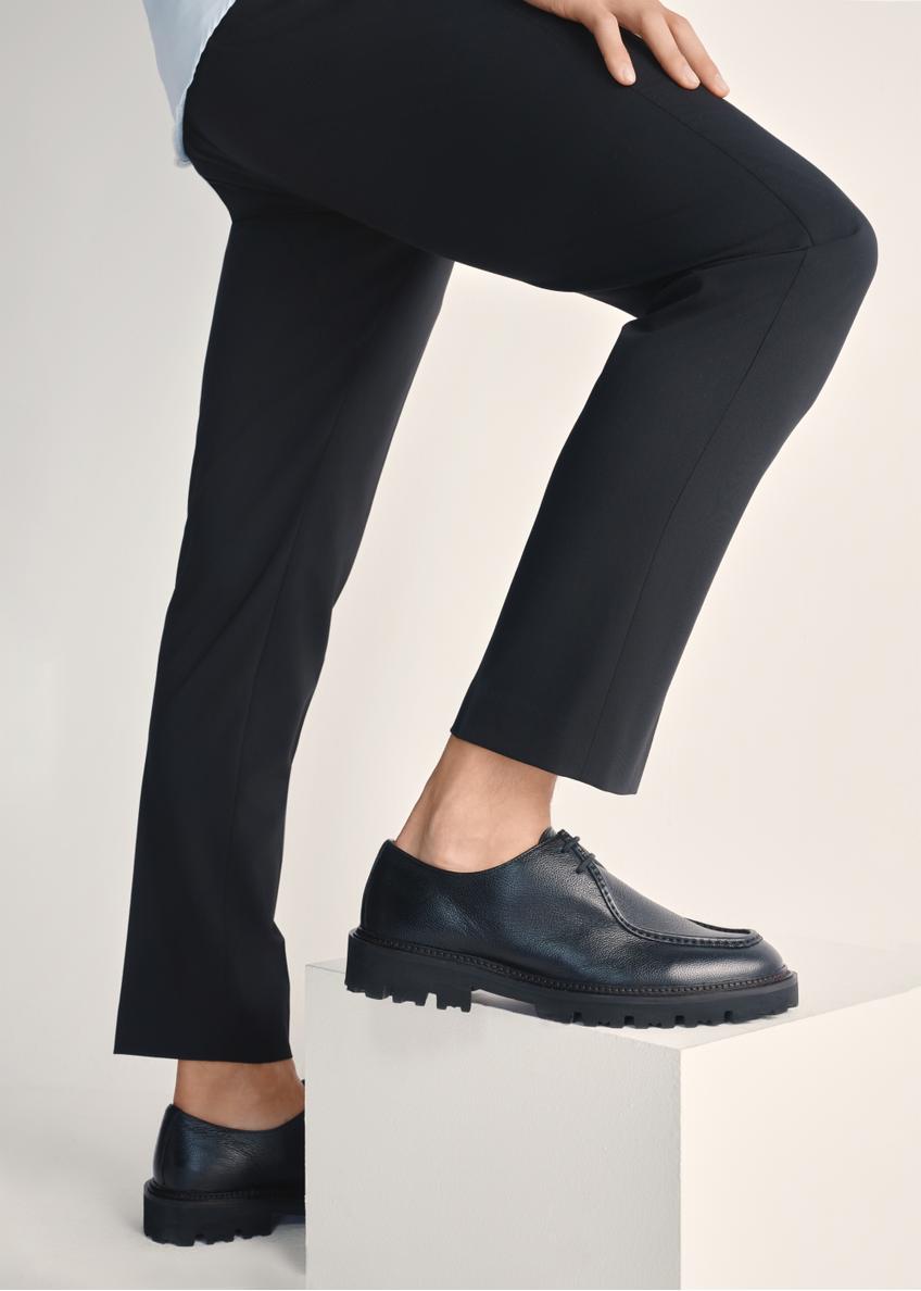 Czarne skórzane buty męskie BUTYM-0524-99(Z25), widok produktu na stopach modela na jasnym tle.