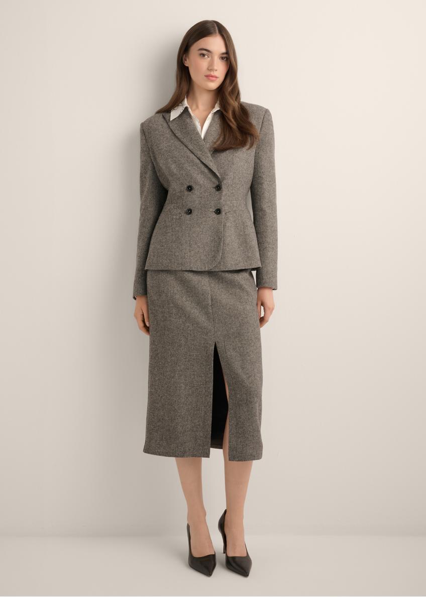 Szara wełniana spódnica midi SPCDT-0133-9D(Z26), widok produktu od przodu na modelce, widoczna cała sylwetka.