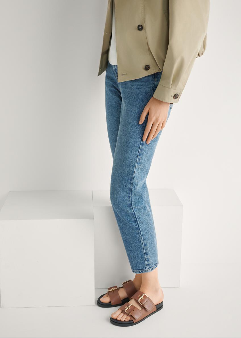 Camelowe skórzane klapki damskie BUTYD-1161-1D(W26), widok produktu z boku na stopach modelki.