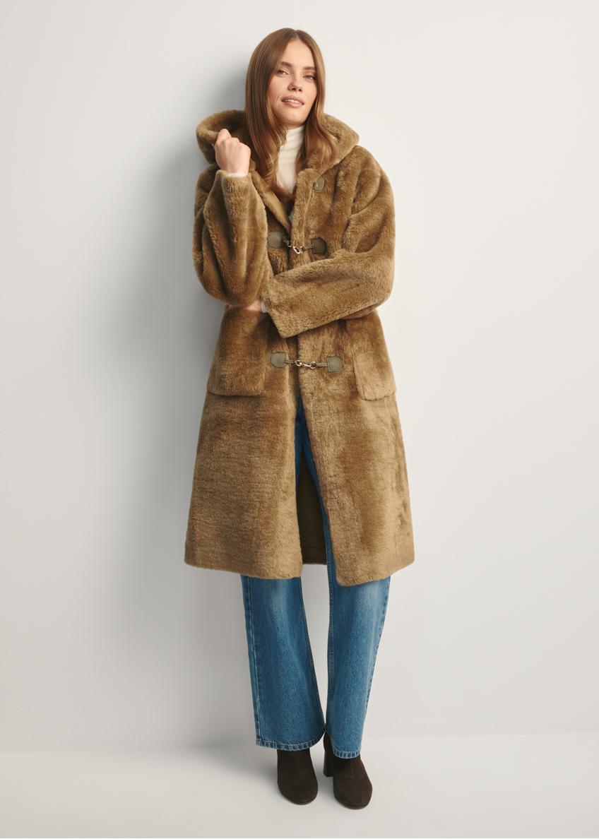 Futro damskie w kolorze khaki FUTDP-0070-55(Z25), widok produktu przodem na modelce, widoczna cała sylwetka.