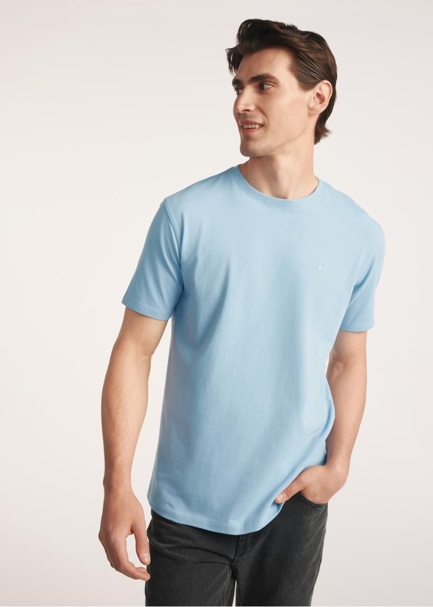Błękitny t-shirt męski TSHMT-0120-62(Z25) - widok z przodu na modelu na białym tle. Widoczna połowa sylwetki. 