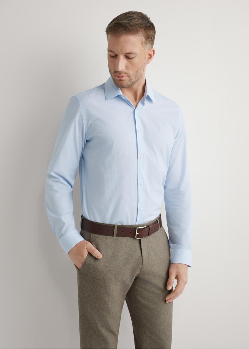 Jasnoniebieska koszula męska w paski KOSMT-0357-7A(W26), widok produktu z przodu na modelu. Widoczna połowa sylwetki.