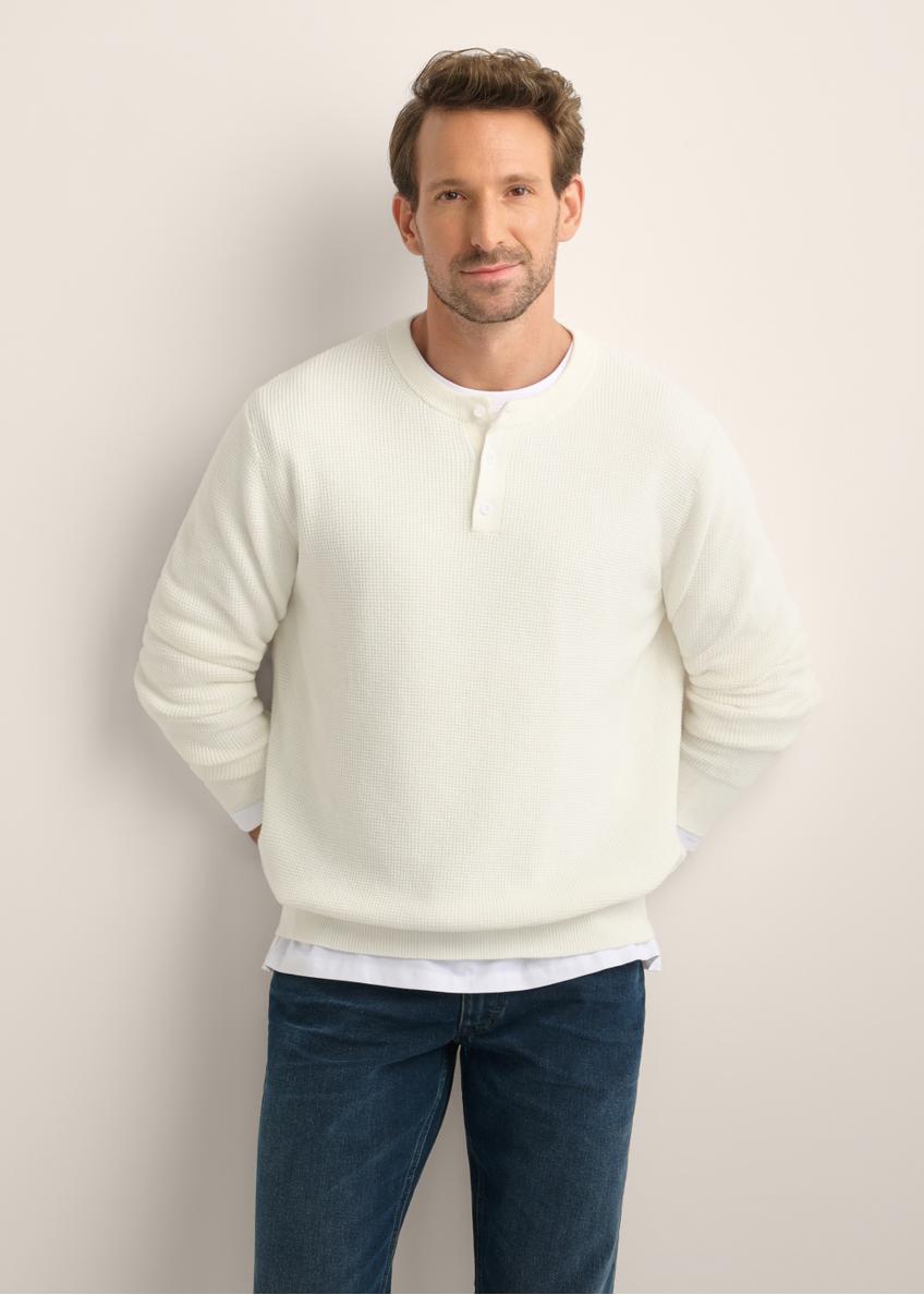 Męski sweter ecru SWEMT-0201-0B(Z26), widok produktu od przodu na modelu. Widoczna połowa sylwetki.