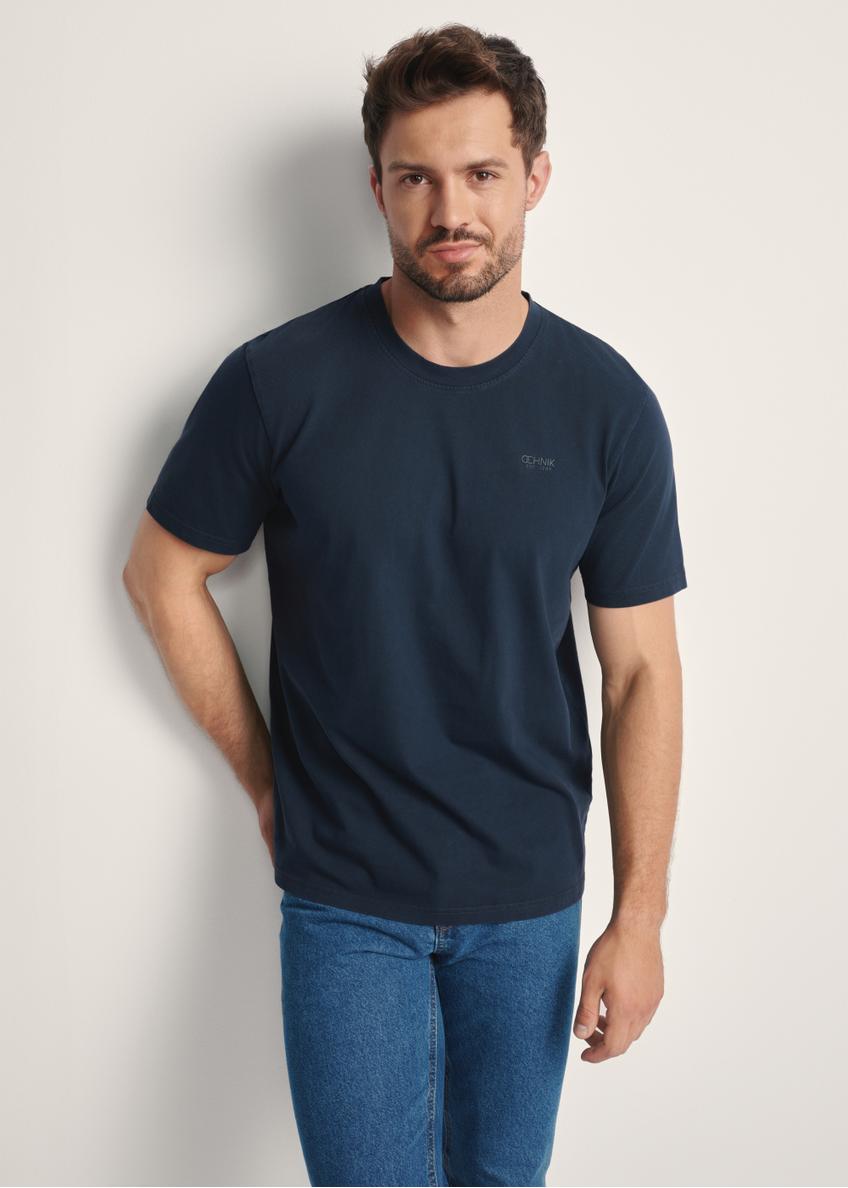 T-shirt męski w kolorze granatowym TSHMT-0134-68(Z25), widok produktu z przodu na modelu. Widoczna połowa sylwetki.