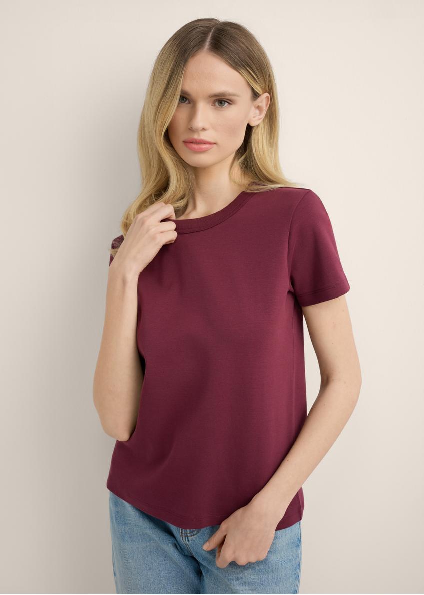 Bordowy bawełniany T-shirt damski TSHDT-0144-4D(Z26), widok produktu z przodu na modelce. Widoczna połowa sylwetki.