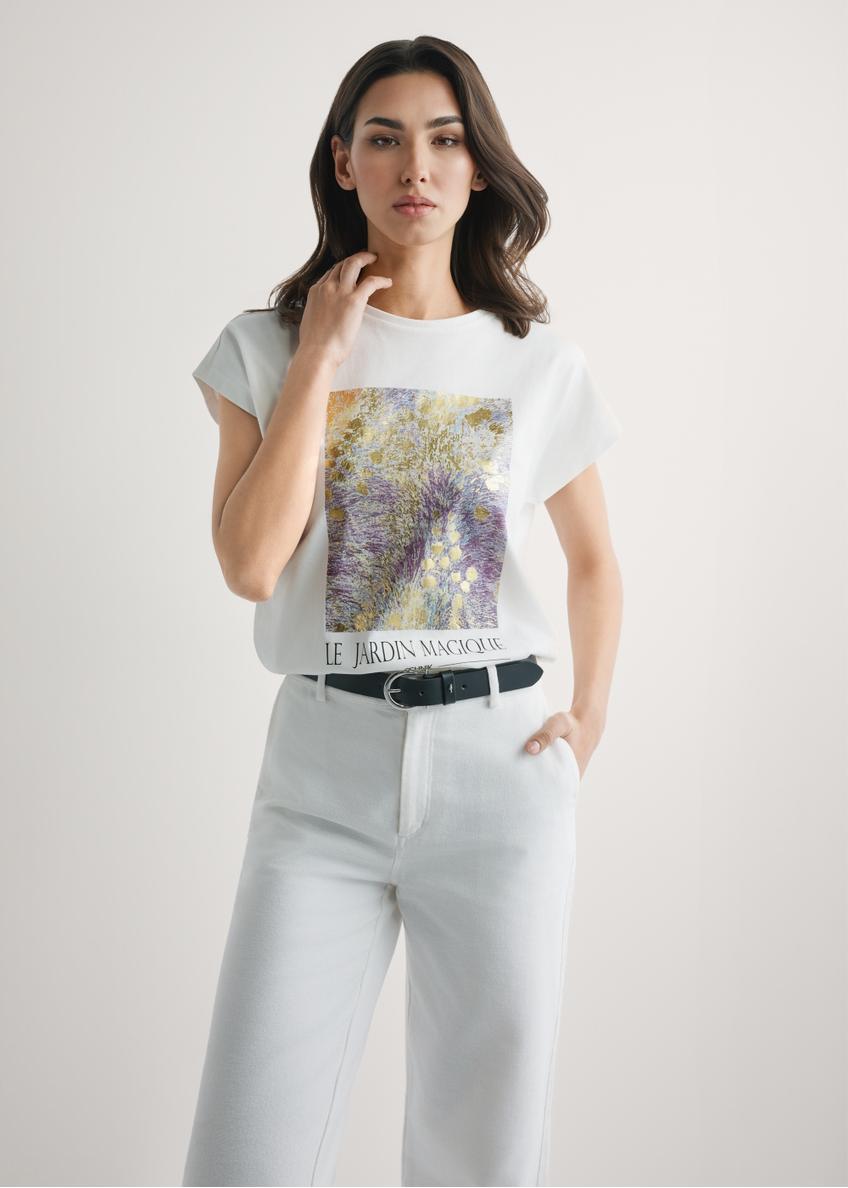 Kremowy T-shirt damski z nadrukiem TSHDT-0160-0B(W26), widok produktu z przodu na modelce. Widoczna połowa sylwetki.