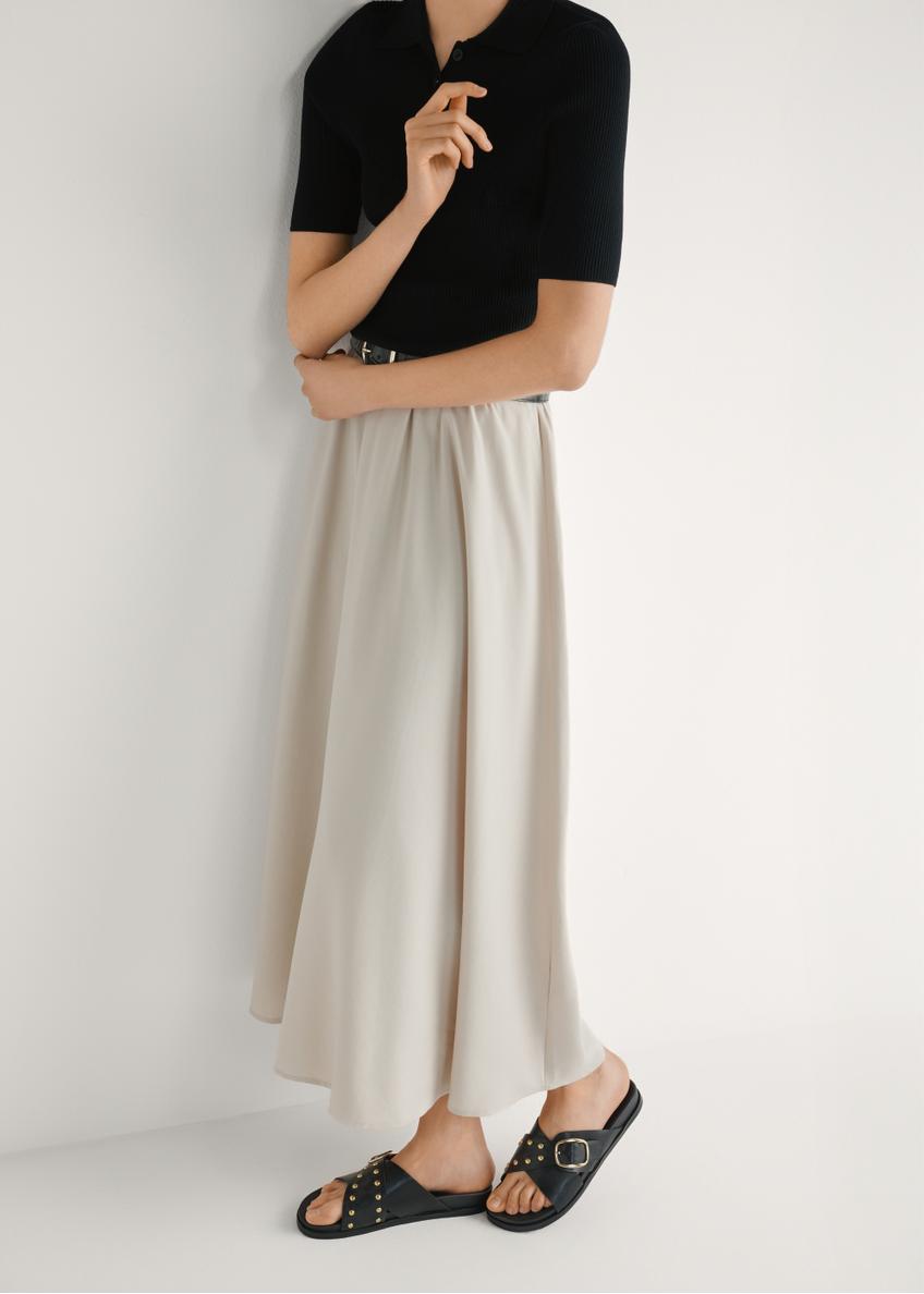 Skórzane klapki damskie w kolorze czarnym BUTYD-1268-99(W26), widok produktu z boku na stopach modelki.