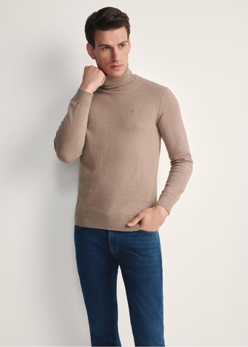 Camelowy sweter męski z golfem SWEMT-0095B-24(Z25), widok produktu od przodu na modelu, widoczna połowa sylwetki.