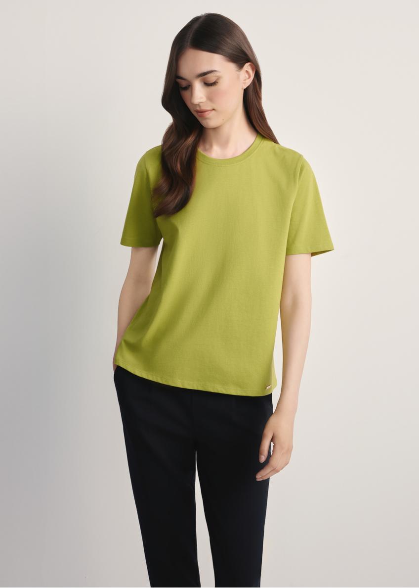 Limonkowy T-shirt damski TSHDT-0143-84(Z25), widok produktu z przodu na modelce. Widoczna połowa sylwetki.