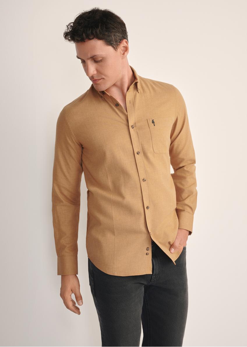 Koszula męska w kolorze camel KOSMT-0299A-24(Z25), widok produktu od przodu na modelu, widoczna połowa sylwetki.