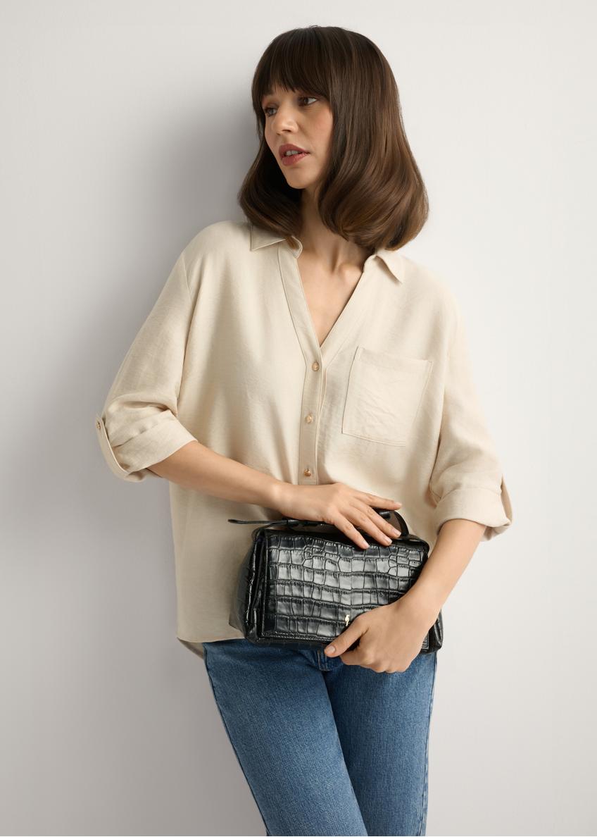 Czarna skórzana torebka damska croco TORES-1234-9G(W26), widok produktu od przodu na modelce, widoczna połowa sylwetki.