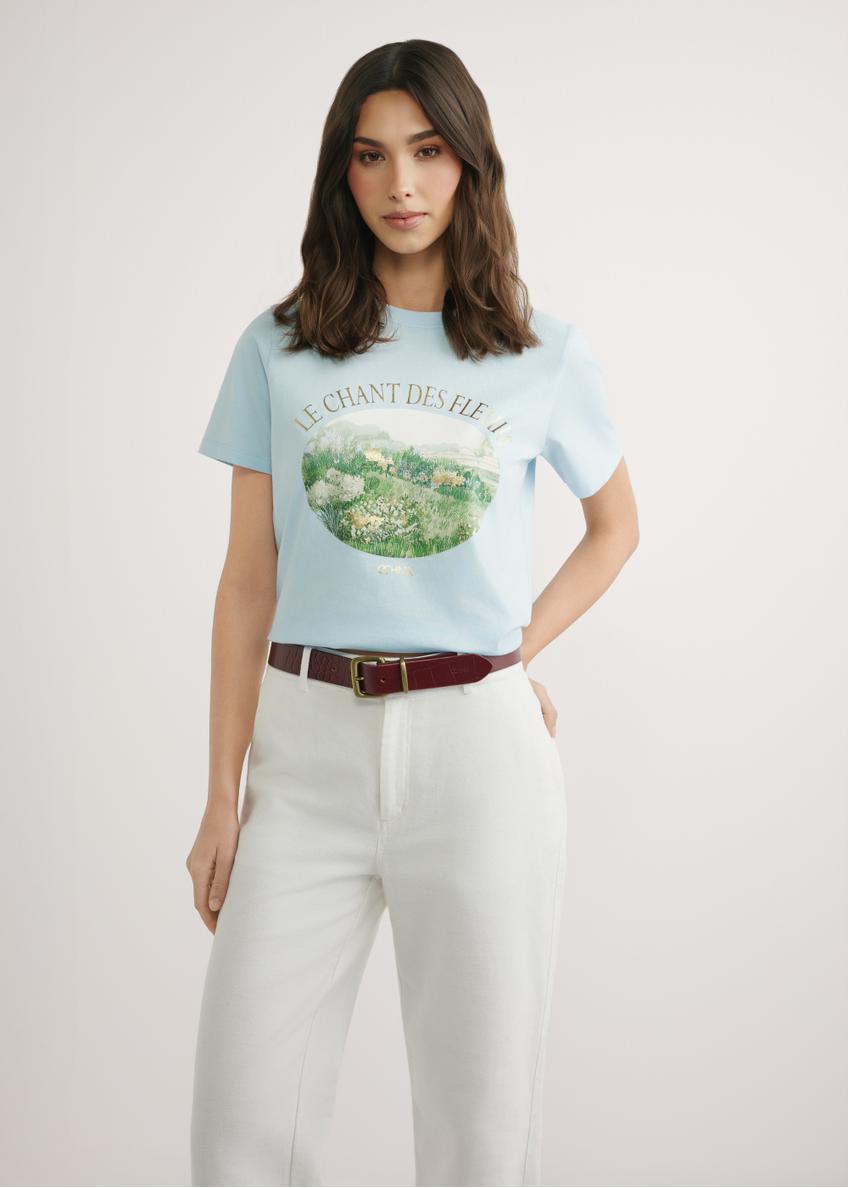 Niebieski t-shirt damski z nadrukiem TSHDT-0159-7A(W26), widok produktu z przodu na modelce. Widoczna połowa sylwetki.