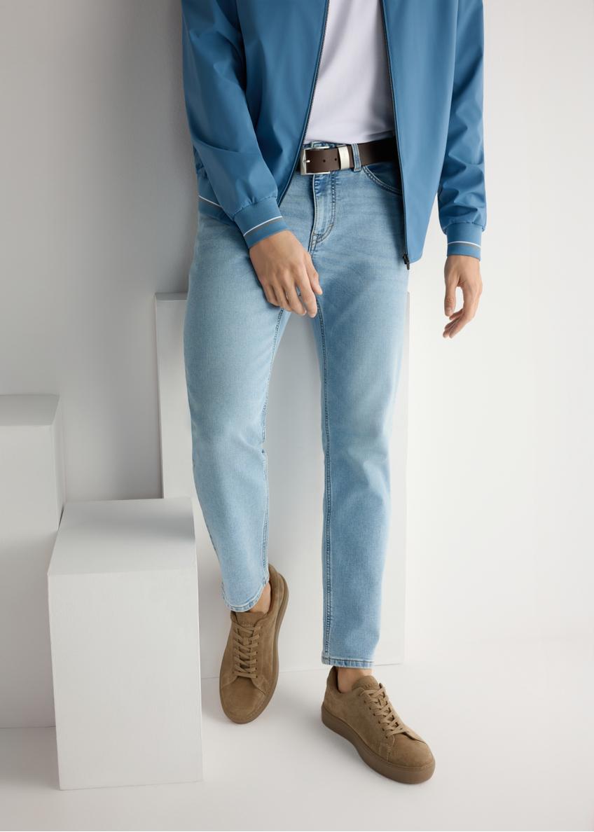 Skórzane buty męskie w kolorze chłodnego beżu BUTYM-0503A-1K(W26), widok produktu z przodu na stopach modela.