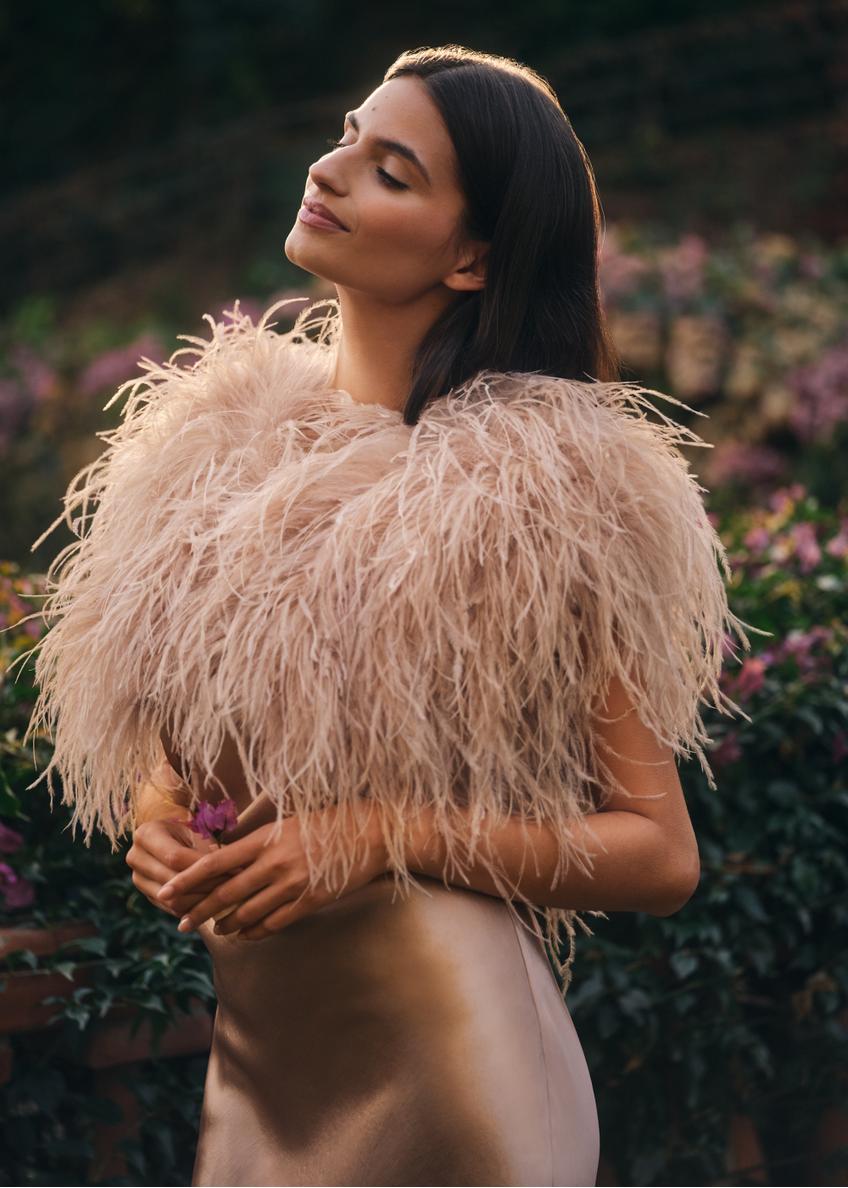 Beżowa narzutka z naturalnych piór SZADF-0036-1B(W26)