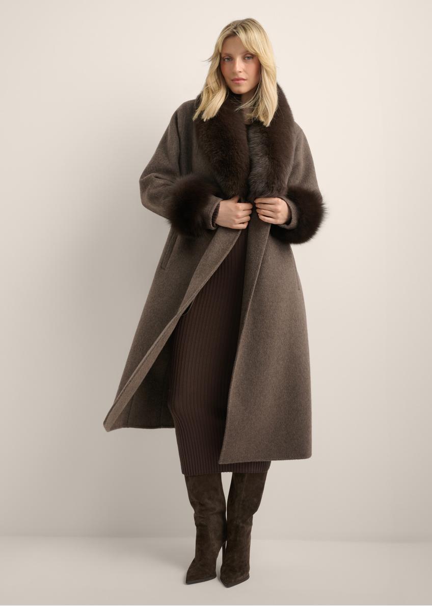 Długie brązowe futro wełniane FUTDW-0043-1I(Z26), widok produktu z przodu na modelce. Widoczna cała sylwetka.