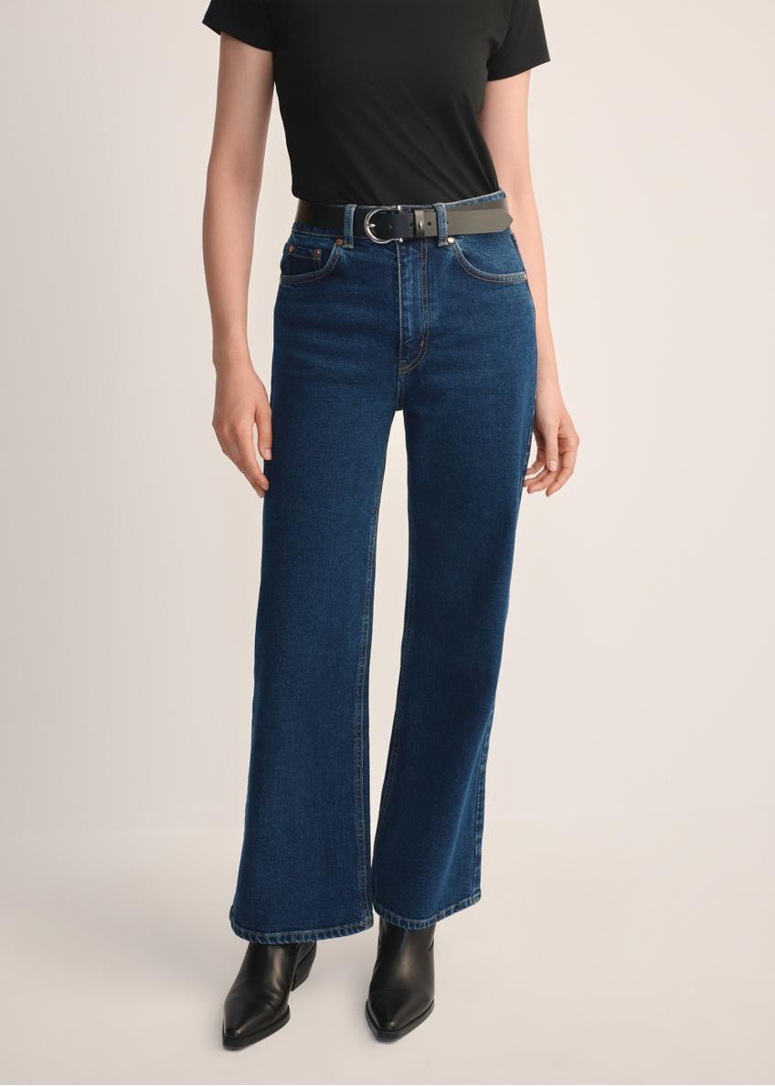 Granatowe jeansowe spodnie damskie JEADT-0013-69(Z25), widok produktu z przodu na modelce. Widoczna połowa sylwetki.