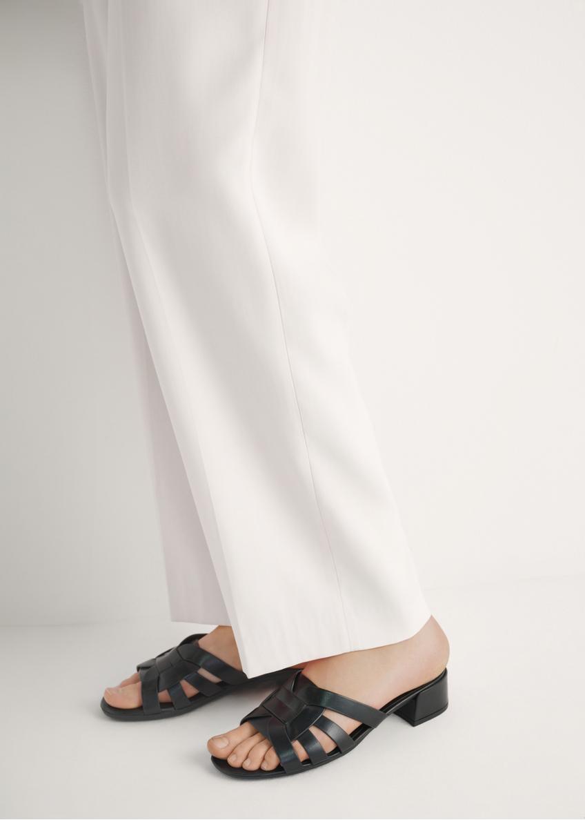 Skórzane klapki damskie na słupku BUTYD-1265-99(W26)