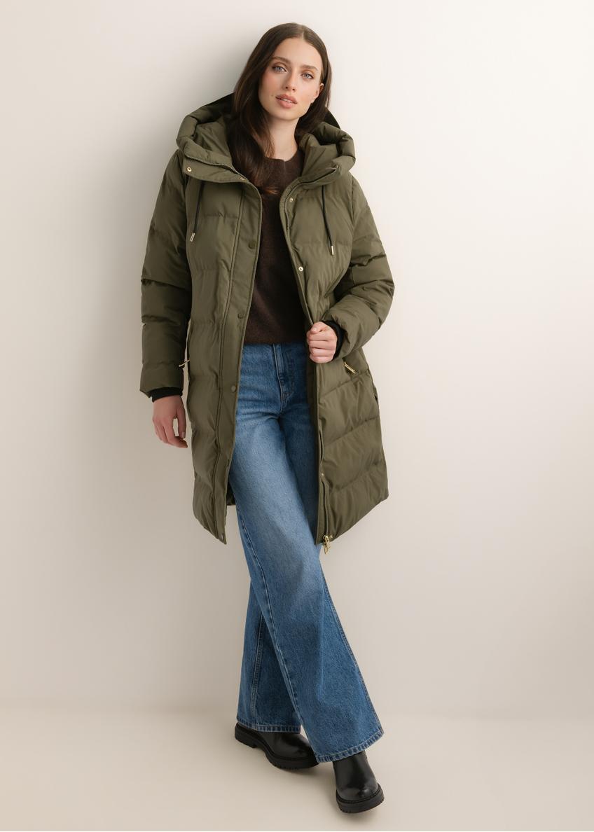 Zimowa kurtka damska w kolorze khaki KURDT-0700-8D(Z26), widok produktu z przodu na modelce. Widoczna cała sylwetka.