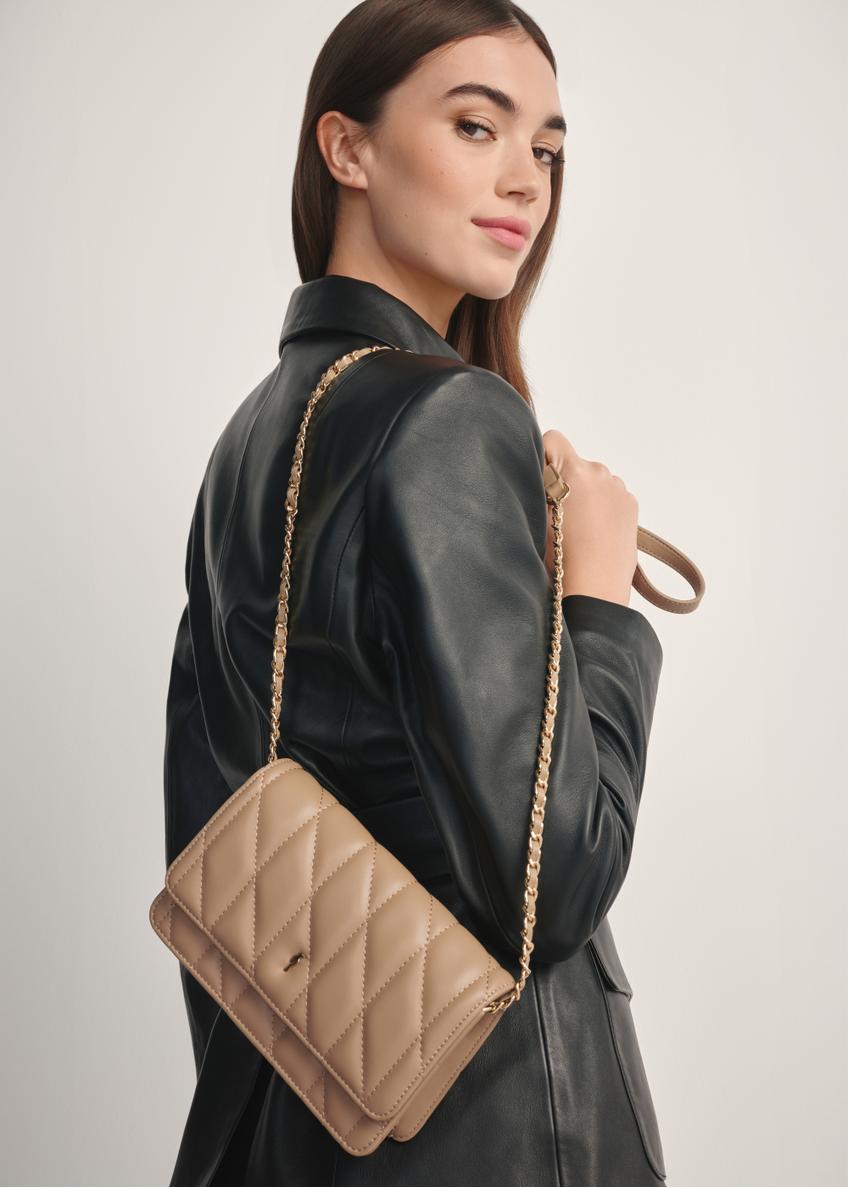 Mała pikowana torebka damska w kolorze beżowym TOREC-1150-1D(W26)