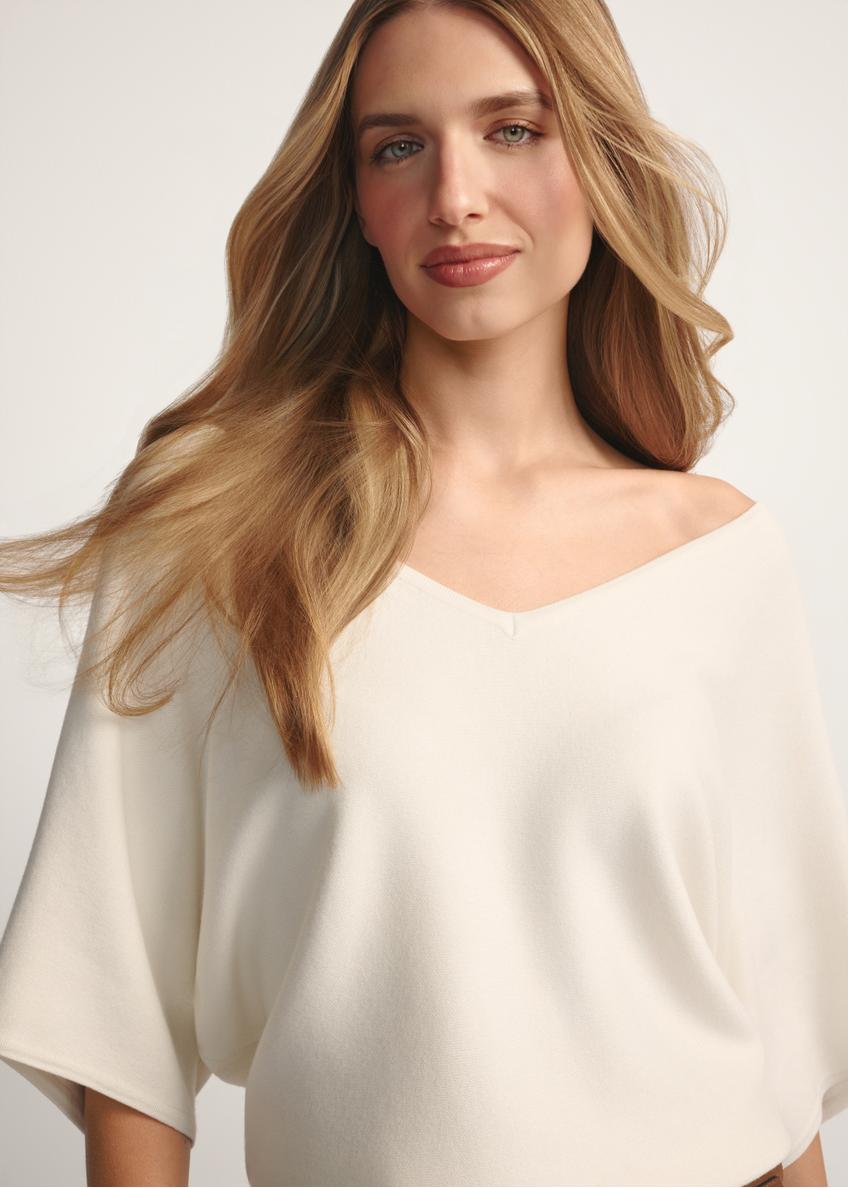 Biała bluzka damska BLUDT-0201-0B(W26), zbliżenie na produkt z przodu na modelce.