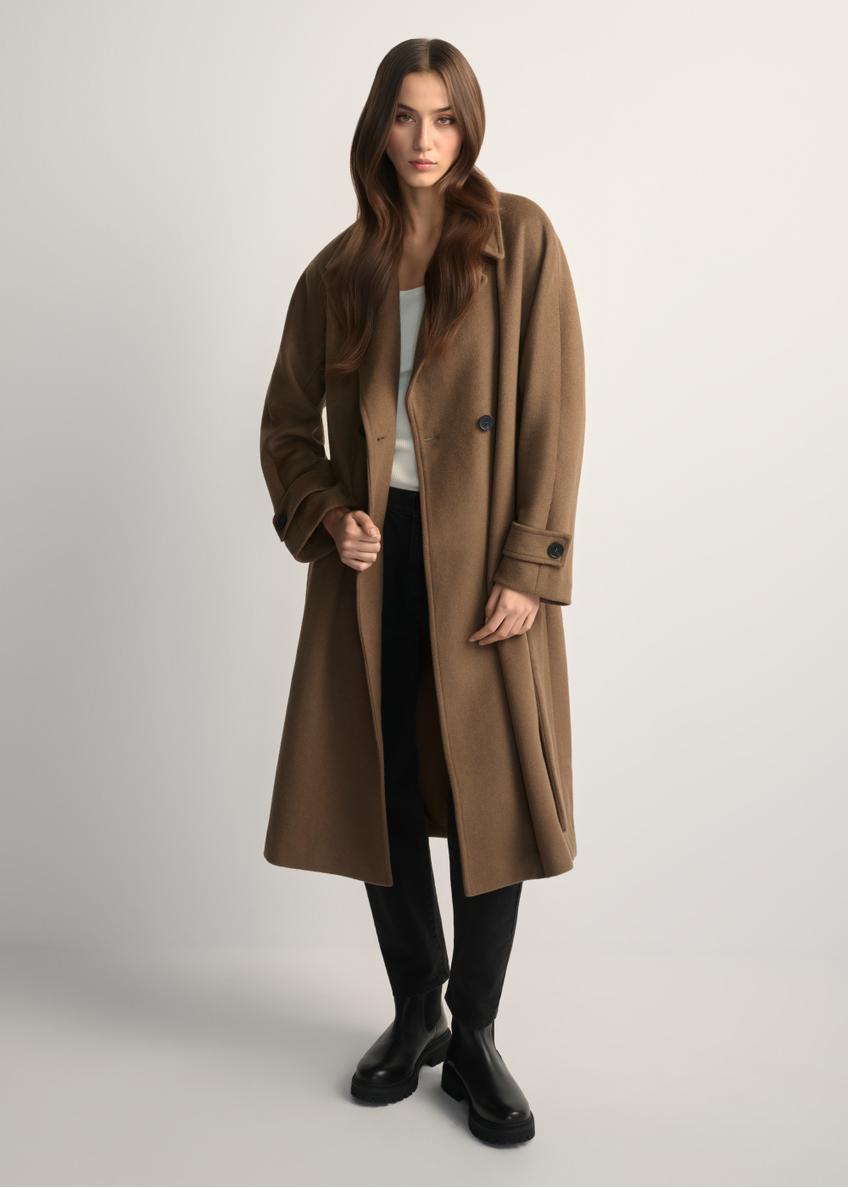 Wełniany płaszcz damski camelowy PLADT-0061-24(Z25) - widok produktu z przodu, na modelce, na jasnym tle. Widoczna cała sylwetka.