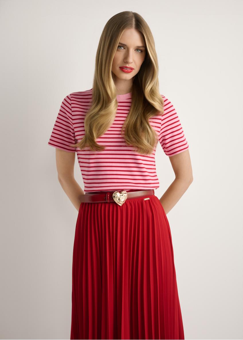 Różowy T-shirt damski w paski TSHDT-0150-5P(W26), widok produktu z przodu na modelce. Widoczna połowa sylwetki.