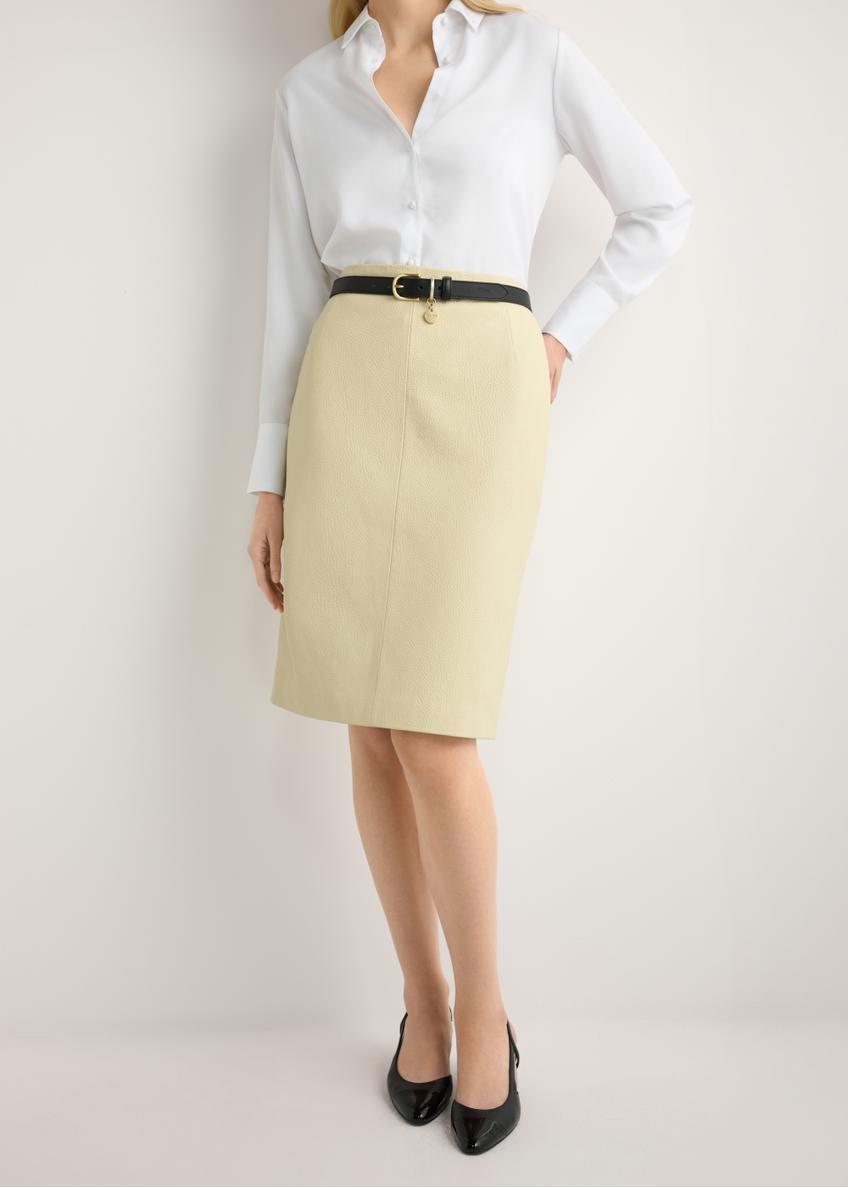 Skórzana spódnica w kolorze żółtym SPCDS-0031-2A(W26), widok produktu z przodu na modelce. Widoczna połowa sylwetki.