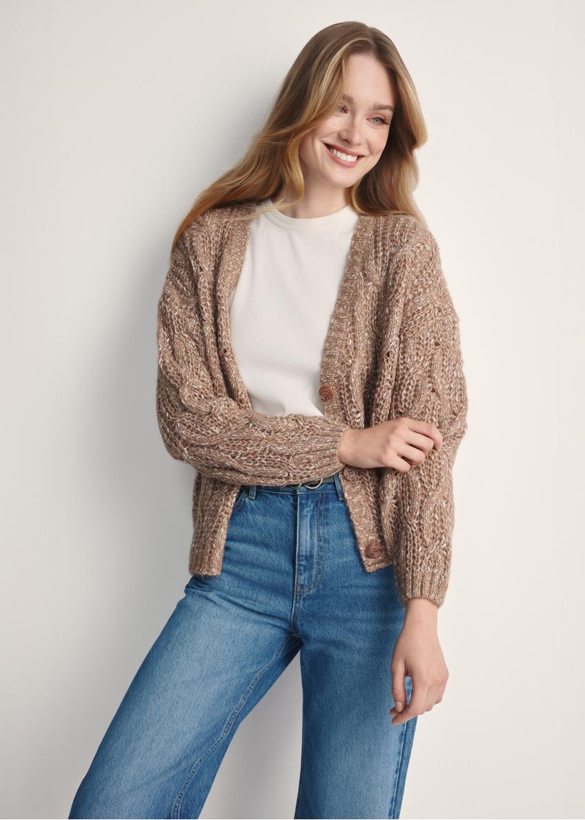 Kardigan damski w kolorze camelu KARDT-0054-24(Z25) - widok produktu z przodu na białym tle. Widoczna połowa sylwetki.