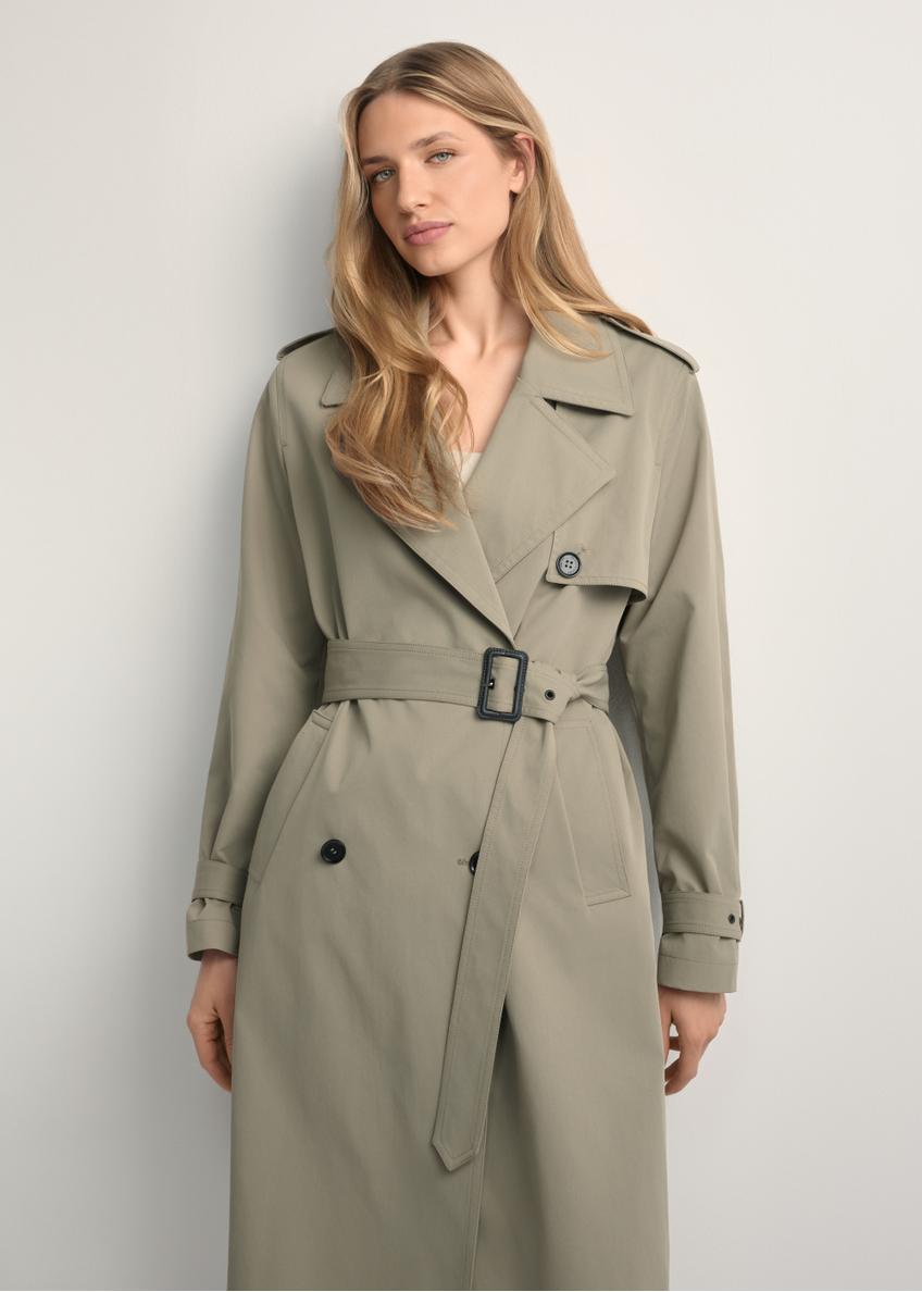 Długi szałwiowy płaszcz damski KURDT-0512-8F(W26), widok produktu z przodu na modelce. Widoczna połowa sylwetki.