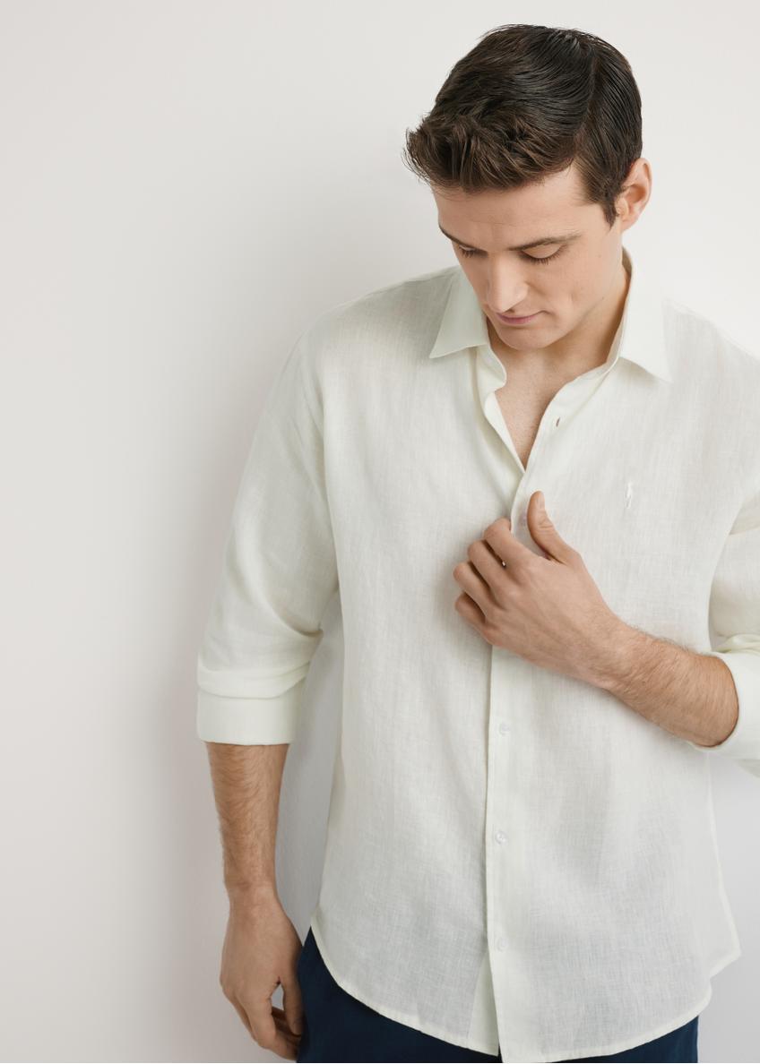 Kremowa lniana koszula męska KOSMT-0321A-0B(W26) - widok produktu z przodu, na jasnym tle. Widoczna połowa sylwetki.
