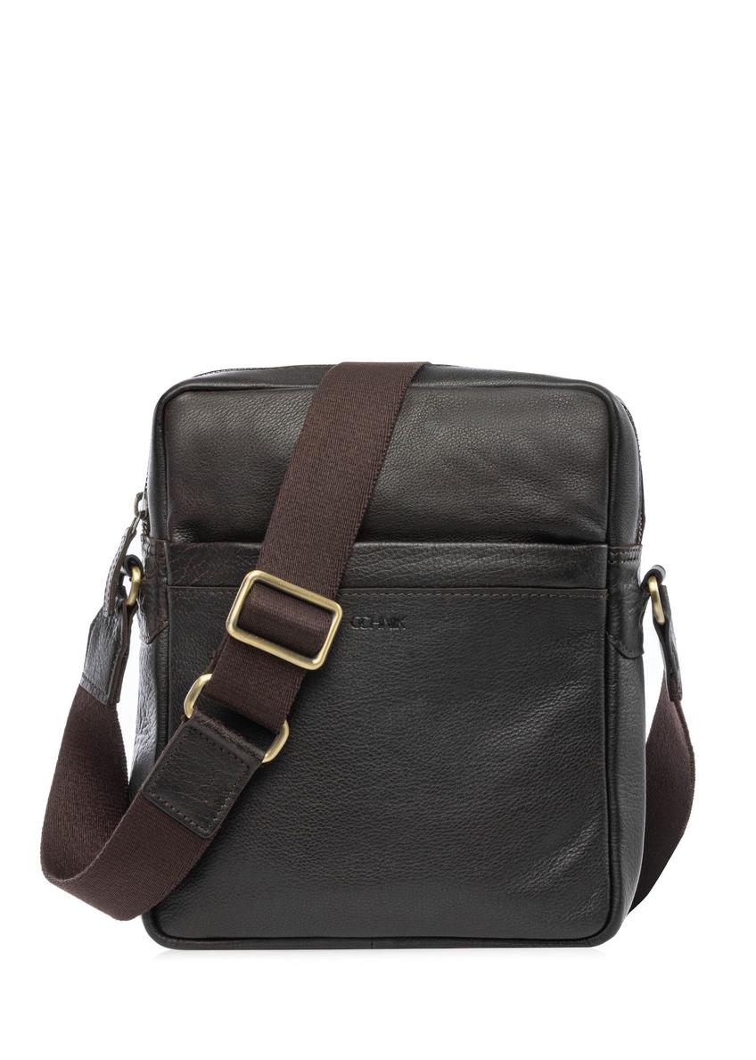 Skórzana torba męska w kolorze ciemnobrązowym TORMS-0502-1I(W26) - widok produktu z przodu, na białym tle. 