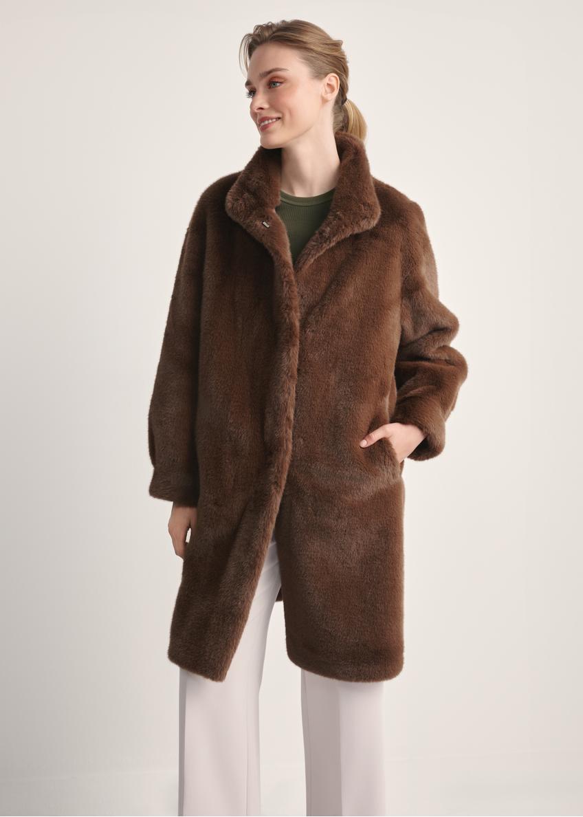 Brązowe eleganckie futro damskie FUTDP-0050-89(Z25), widok produktu od przodu na modelce, widoczna połowa sylwetki.